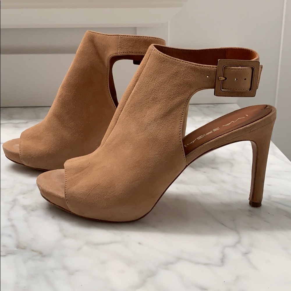 ⭐️Host Pick⭐️ Via Spiga booties. Size 6.5